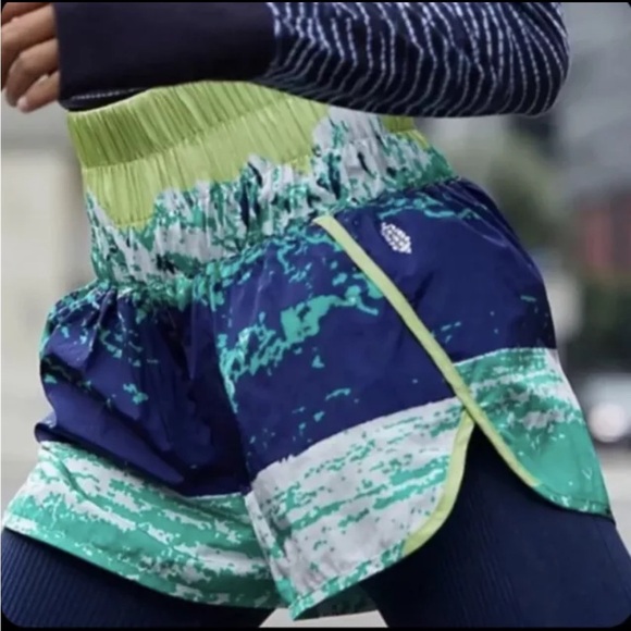 Free People | FP Movement The Way Home Printed Shorts - Mountain Print | XS - Picture 1 of 5